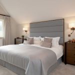 الشمعدان على ترتيب السرير