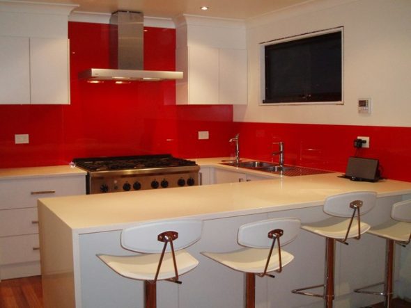 أبيض مع أحمر