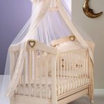 مظلة جميلة على السرير