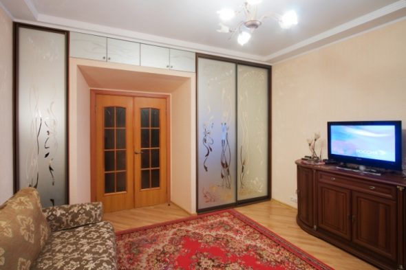 خزانة ملابس جميلة حول الباب