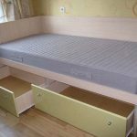سرير مع أدراج