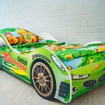 سرير سيارة خضراء