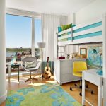 سرير علوي مع مساحة العمل