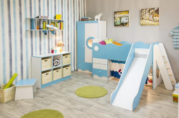 سرير مع شريحة