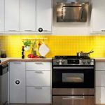 مطبخ مشرق مع مجموعة بيضاء