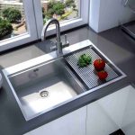 بالوعة المطبخ من النافذة