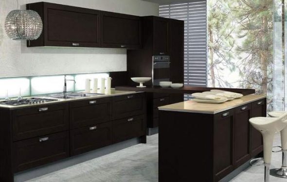 مجموعة المطبخ في اللون الداكن