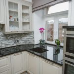 نافذة المطبخ أعلى