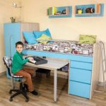 سرير علوي مع مساحة عمل