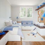 غرفة صغيرة للأطفال ذات ألوان فاتحة