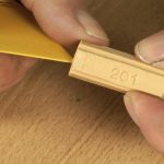 الشمع الأثاث في لون الخشب