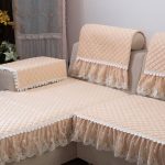 الرأس على أريكة الزاوية مع الدانتيل