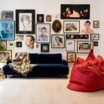 الرأس على أريكة منقوشة