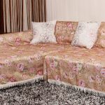 الرأس على الأريكة مع الزهور