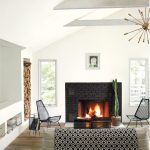 وسادة على الأريكة بأيديهم