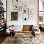 الرأس على الأريكة في الداخل