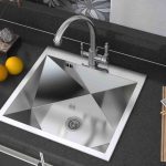 مغسلة مثبتة على الحائط