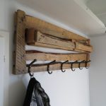 شماعات الجدار في الردهة