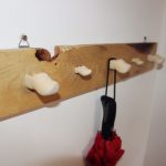 شماعات الجدار في الردهة