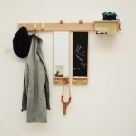 شماعات الجدار في الردهة