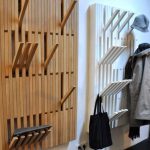 شماعات الجدار في الردهة