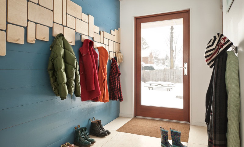 شماعات الجدار في الردهة