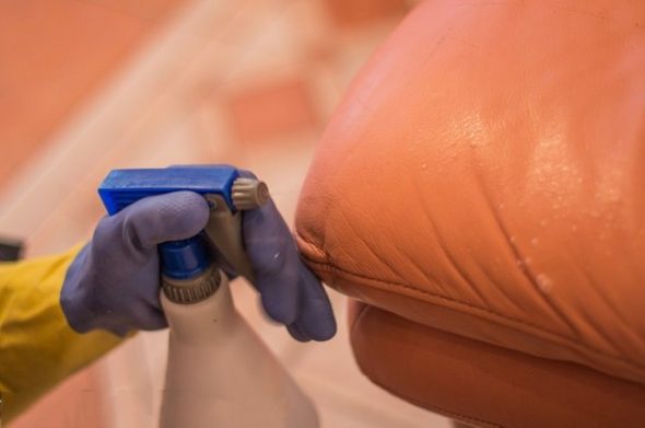 تنظيف الأثاث والجلود