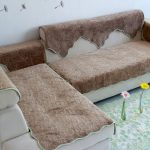 منقوشة على الأريكة