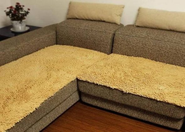 منقوشة على الأريكة