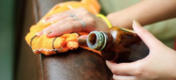  تنظيف الأريكة من الأوساخ