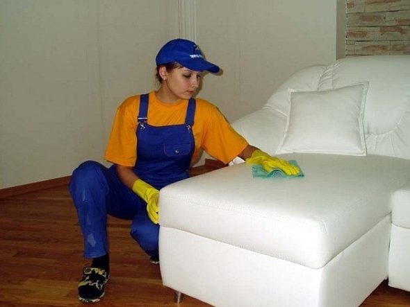 تنظيف الأريكة من البقع