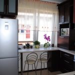 نافذة عتبة سطح العمل في مطبخ صغير