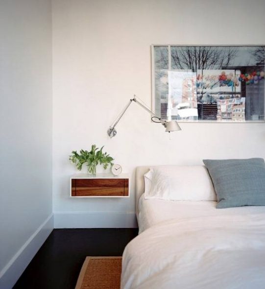 طاولة السرير