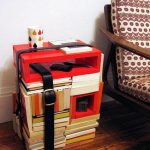 طاولة السرير من الكتب