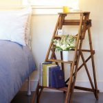 طاولة السرير بجانب السرير