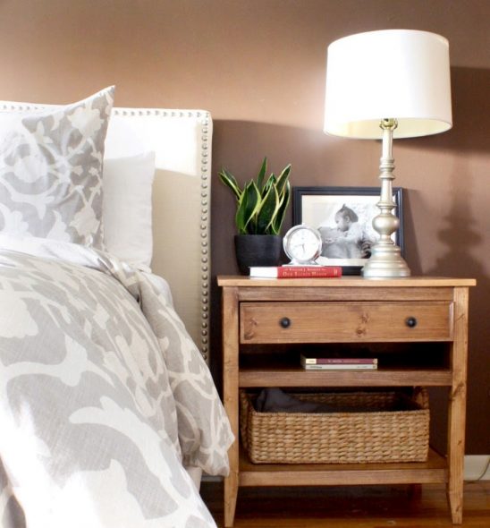 طاولة السرير