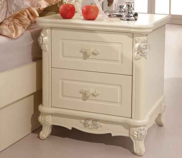 طاولة السرير العتيقة