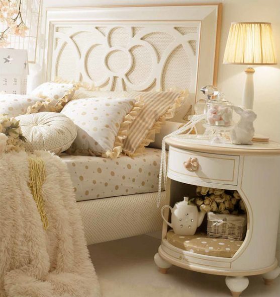 منضدة مع الديكور