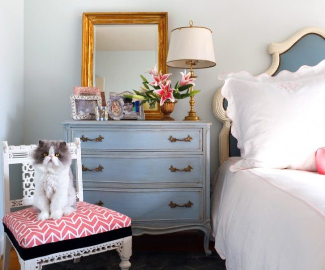 طاولة السرير