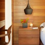 طاولة السرير في لون الجدار