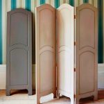 الشاشة في الجزء الداخلي من الباب