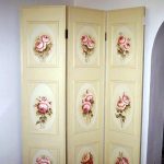 الشاشة في الداخل مع زخرفة الأزهار