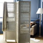 الشاشة في الداخل بأيديهم