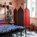 الشاشة في الغرفة حمراء