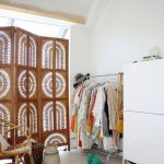 الشاشة في الغرفة من النافذة