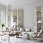 الشاشة في الغرفة على طول الجدار