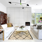 الشاشة في الغرفة على طول الجدار