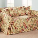 خياطة على الأريكة يغطي مع الورود