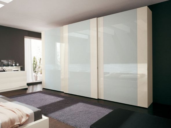 خزانة ملابس مصنوعة من البلاستيك