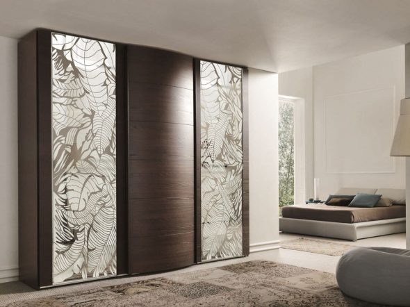 خزانة ملابس مع مرايا زخرفية